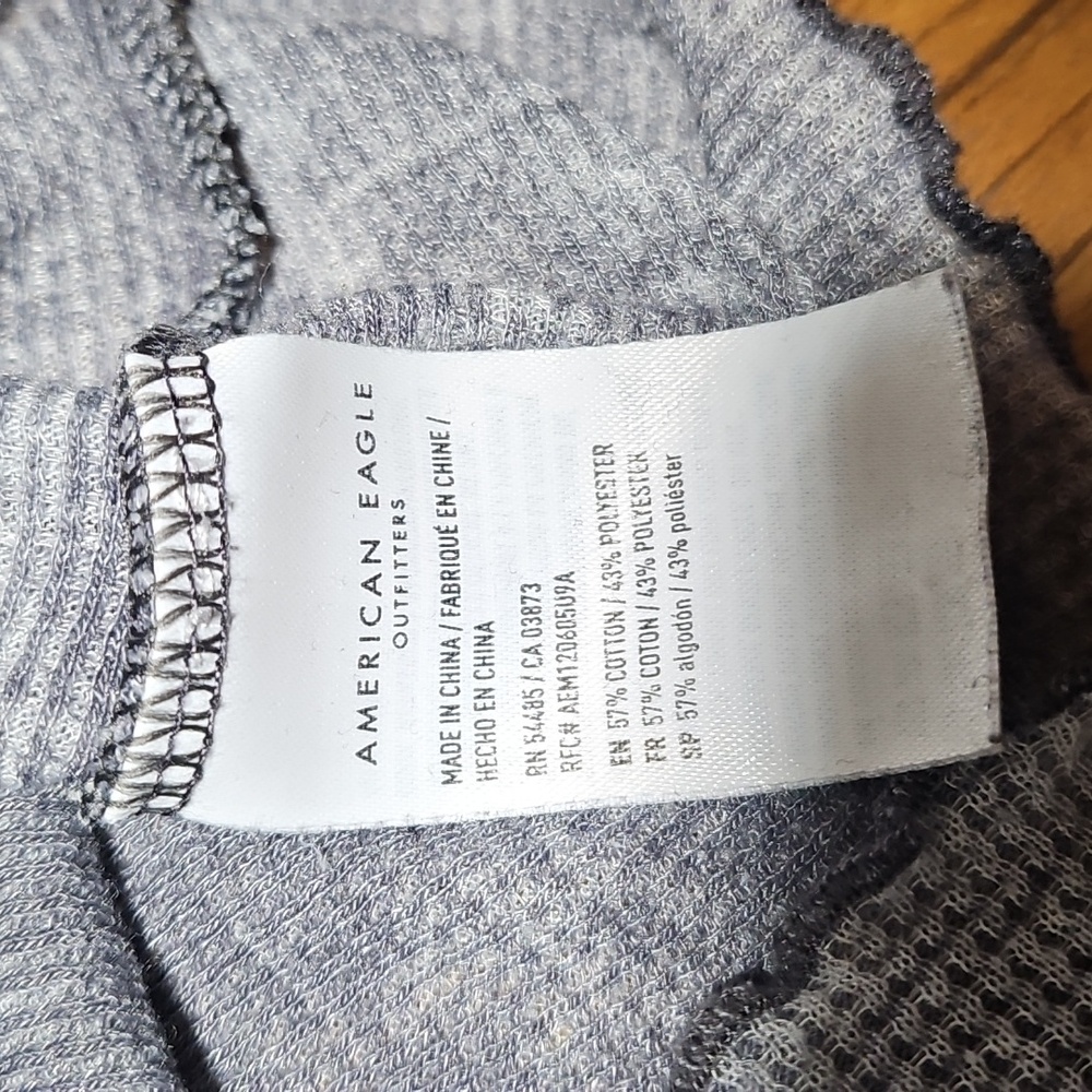 AE Grey Distressed Top - Picture 5 of 6